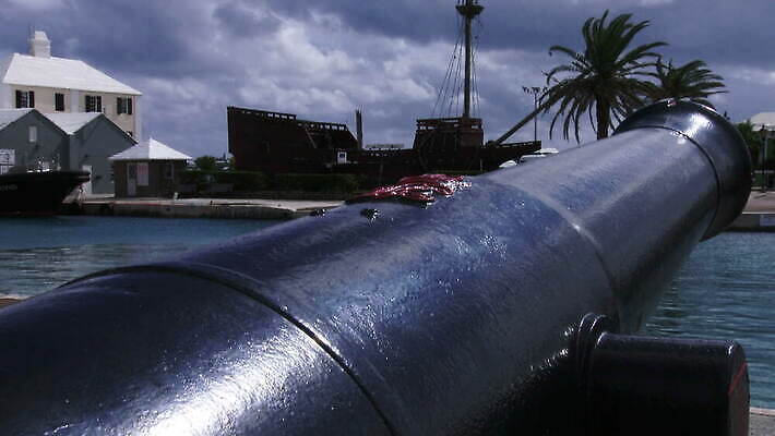 해외 바다 섬 여행 건축양식 자연 휴가 영국 협상 풍경 사람없음 건물 여름 여행객 침묵 최고 만 보트 역사 산호초 조선소 박물관 함선 영토 해군 타운 대포 대서양 다도해 랜드마크 식민지 이국적 파라다이스 4K MOV 해외동영상 클립영상 건축물 계절 건축 유럽 산업 무기 배_교통 비즈니스 군대 사람 소리 도시 수중식물 생태계 동영상 파일형식