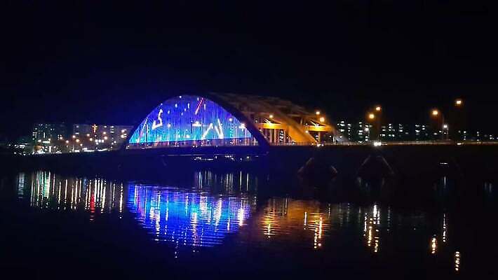 유럽 아시아 바다 여행 건축양식 전등 조명 한국 동양인 풍경 사람없음 건물 물 도시풍경 반사 여행객 탑 항구 고층빌딩 새벽 도시 만 보트 도심 야간 저녁 장면 스카이라인 석호 빛망울 랜드마크 4K MOV 해외동영상 클립영상 자연요소 건축물 건축 나라 배_교통 교통시설 사람 인종 빌딩 빛 동영상 파일형식
