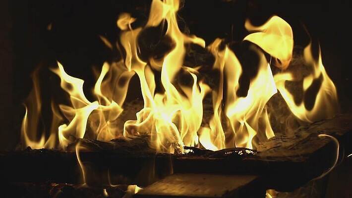 백그라운드 크리스마스 오렌지 모션 자연 검은배경 휴가 불꽃 주택 따뜻함 요리 사람없음 목재 빨간색 빛 노란색 파티 검은색 어둠 힘 에너지 축하 뜨거움 닫기 야간 저녁 위험 모닥불 폭발 벽난로 매움 화재 연료 가스 느림 연소 광 화상 4K HD MOV 해외동영상 슬로모션 클립영상 자연요소 나무 기념일 컬러 컨셉 과일 재료 불 촬영기법 이벤트 건물 맛 상처 사건 생태계 동영상 파일형식