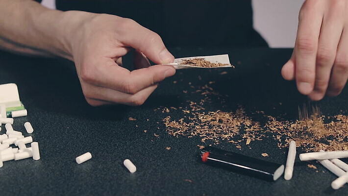 백인 손 남자 종이 장신구 담배 실내 한명 사람 검은색 핥기 준비 만들기 롤 딜러 중독 DIY 니코틴 방법 필터 핸드메이드 흡연자 MOV 해외동영상 클립영상 서양인 1 컬러 모션 흡연 취미 내부 신체부위 동영상 파일형식