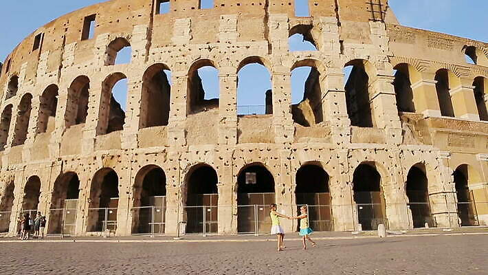 라이프스타일 감정 유럽 어린이 스포츠 여행 건축양식 요가 놀이 휴가 건강 한명 사람 야외 건물 여행객 이탈리아 기쁨 자유 표현 역사 로마 체조선수 체조 콜로세움 원형경기장 랜드마크 옛날 MOV 해외동영상 클립영상 1 건축물 웰빙 건축 나라 컨셉 스포츠시설 운동선수 생활 운동 경기장 동영상 파일형식