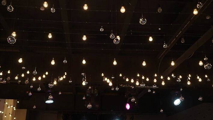 줄 결혼 전구 휴가 조명 주택 매달리기 사람없음 장식 빛 노란색 파티 축제 화환 황혼 모임 수확 등불 램프 축하 야간 저녁 오브젝트 잔치 보케 빛망울 광 뒤뜰 텅스텐 MOV 해외동영상 클립영상 자연요소 꽃 컬러 컨셉 농업 모션 이벤트 건물 일몰 원소 동영상 파일형식