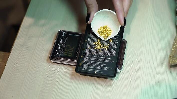 직업 산업 비즈니스 장신구 노동자 기술 금융 경제 상점 금속 디지털 기계 장비 기구 공구 업무 작업실 황금 고급 제조 구매 은색 상품 몸무게 가격 보석 측정 눈금 만들기 딜러 가치 경영 계량 공예가 백금 MOV 해외동영상 클립영상 컬러 컨셉 모션 재질 쇼핑 도구 작업 광석 동영상 파일형식