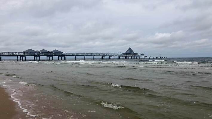 유럽 모래 파도 섬 여행 백그라운드 건축양식 자연 하늘 아침 휴가 독일 사람없음 야외 물 파란색 빛 태양 여행객 일출 항구 일몰 낭만 저녁 휴양지 랜드마크 4K MP4 해외동영상 클립영상 주간 자연요소 건축 나라 바다 컬러 컨셉 교통시설 사람 노을 장소 야간 생태계 동영상 파일형식