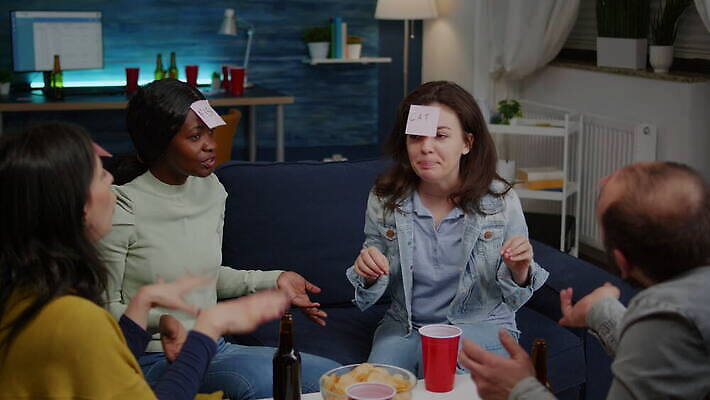 라이프스타일 행복 거실 모션 놀이 협력 주택 맥주 함께함 대화 웃음 사람 친구 소파 우정 기쁨 모임 마시기 게임 그룹 저녁 주말 다인종 다민족 어려움 이마 흥미 사교적 4K MOV 해외동영상 클립영상 감정 컨셉 의자 관계 주류 표정 말하기 인종 건물 생활 야간 동영상 파일형식