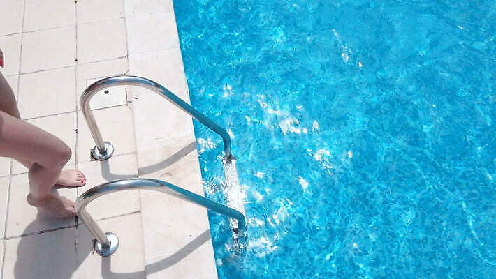 백인 응시 수영복 얼굴 신체 사다리 바닥 수영장 건강 성인 물 파란색 비키니 뷰티 섹시 파티 유행 수영 젖음 떨어짐 엉덩이 가슴 유혹 당구 시작 오르기 섬광 성욕 4K MOV 해외동영상 클립영상 자연요소 서양인 시선 옷 컬러 컨셉 모션 사람 이벤트 신체부위 구기 도구 수상스포츠 동영상 욕망 파일형식