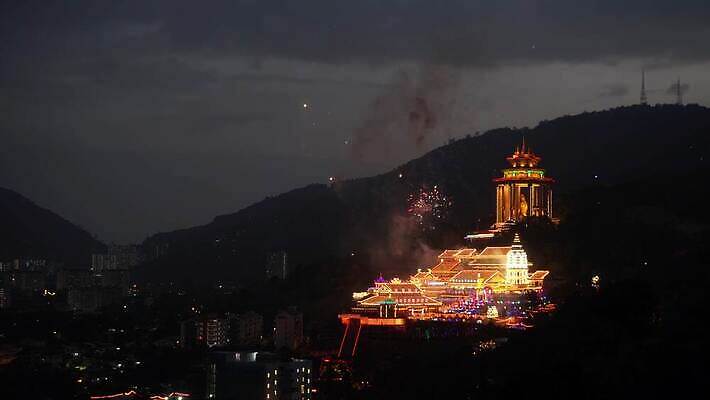 전통 아시아 종교 문화 백그라운드 건축양식 중국문화 폭죽 풍경 사람없음 건물 컬러풀 축제 중국 축하 도시 사찰 야간 폭발 타운 빛망울 말레이시아 랜드마크 춘절 4K 페낭 MOV 해외동영상 클립영상 자연요소 동양문화 건축물 명절 건축 나라 컬러 외국문화 컨셉 종교건축 빛 중국전통 동영상 파일형식