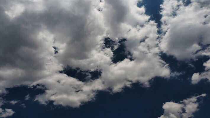 구름 컬러 백그라운드 자연 하늘 날씨 풍경 사람없음 야외 가로 여름 파란색 빛 햇빛 태양 우주 환경 흰색 전원 분위기 장면 천국 솜털 스카이라인 내추럴 오존 적란운 천창 유일 4K 타임랩스 MOV 해외동영상 클립영상 자연요소 계절 컨셉 촬영기법 전기에너지 생태계 동영상 파일형식 구름_자연