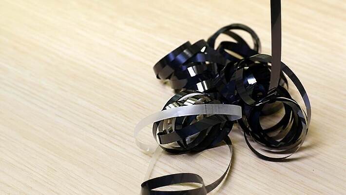 리본 선 음악 컨셉 사람없음 빛 갈색 자료 카세트테이프 원형 고리 실패 닫기 구부린 엉킴 플라스틱 유연 필름 매듭 롤 오디오 테이프 실타래 수납 동영상 흙더미 얼레 깨짐 복잡 섞기 불규칙 반복 4K MP4 해외동영상 클립영상 도형 컬러 모션 재질 문화예술 문구용품 전자제품 흙 좌절 파일형식 더미