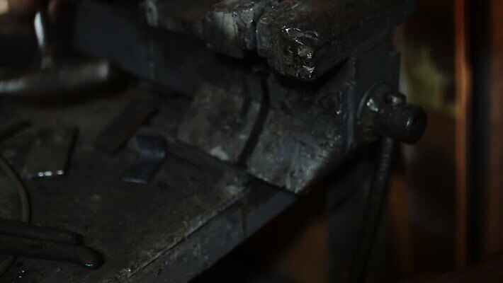 접시 손 산업 조각 이동 벤치 공장 노동자 기술 집게 사람 사람없음 금속 장비 골동품 도구 잡기 업무 작업실 엔지니어 제조 망치 천 철 확인 목공예 장인 공예가 옛날 조작 철강 핸드메이드 MOV 해외동영상 클립영상 직업 식기 컨셉 의자 공업 모션 재질 신체부위 공구 직물 작업 기술자 공예 동영상 파일형식