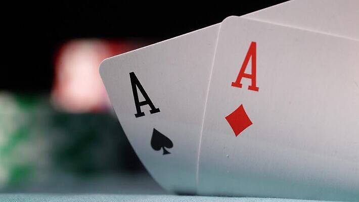 손 스포츠 백그라운드 돈 2 놀이 탁자 성공 사람없음 초록색 쌓기 경쟁 게임 잡기 우승 쌍 신용카드 행운 재산 도박 위험 심볼 카지노 클럽 기회 딜러 포커 보여주기 중독 라스베가스 에이스 잭팟 텍사스 플레이어 필승 4K MOV 해외동영상 클립영상 컬러 가구 컨셉 모션 신체부위 금융 미국 최고 트럼프 동영상 파일형식