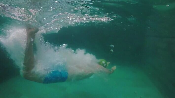 백인 남자 휴가 수박 한명 사람 이벤트 물 여름 파티 맑음 점프 수중 수영 헬멧 당구 즐거움 다이빙 MOV 해외동영상 슬로모션 클립영상 자연요소 서양인 1 계절 감정 과일 모션 날씨 촬영기법 구기 수상스포츠 보호장비 동영상 수중스포츠 파일형식