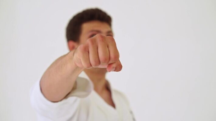 모델 직업 라이프스타일 수염 실내 한명 사람 운동 어둠 힘 주먹 도전 자신감 방어 공격 기모노 집중 체육관 싸움 유도 판 비명 심각 운동가 콘크리트 킥복싱 힘찬 종합격투기 4K MP4 해외동영상 클립영상 1 감정 컨셉 모션 건강 내부 생활 권투 격투기 일본전통의상 동영상 파일형식