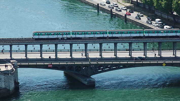 유럽 선 컬러 여행 건축양식 교통시설 자동차 하늘 거리 안테나 사람없음 건물 물 강 도시풍경 기차 프랑스 도시 전철 6 스카이라인 프랑스어 랜드마크 수도권 파리(프랑스) 4K MOV 해외동영상 클립영상 자연요소 문자 건축물 건축 나라 육상교통 교통 통신 대중교통 풍경 숫자 시설 지역 동영상 파일형식