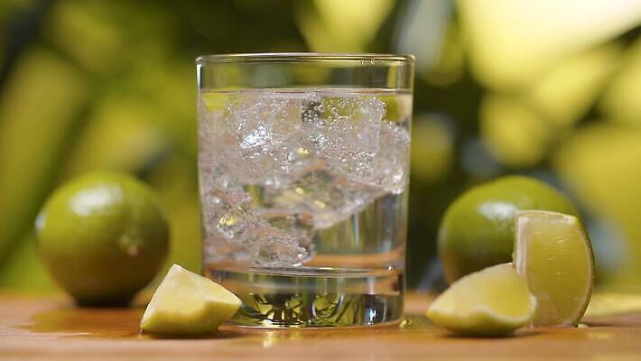 나무 라이프스타일 손 음료 조각 잎 과일 자연 유리 귤 건강 사람없음 야외 물 얼음 거품 추위 신선 칵테일 투명 닫기 갈증 먹기 레몬 가득함 순수 유기농 라임 가스 녹색배경 내추럴 소다 토닉 4K MP4 해외동영상 클립영상 자연요소 식물 웰빙 백그라운드 컨셉 모션 재질 주류 생활 신체부위 초록색 생태계 동영상 파일형식