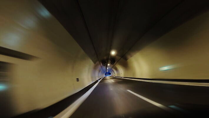 도로 선 여행 백그라운드 곡선 교통시설 모션 자동차 추상 사람없음 빛 운전 램프 도시 고속도로 터널 소프트포커스 방향 속도 장면 지하 빛망울 방법 블러 자동 1인칭시점 4K MOV 해외동영상 클립영상 시선 길 육상교통 교통 무늬 조명 촬영기법 시설 동영상 파일형식