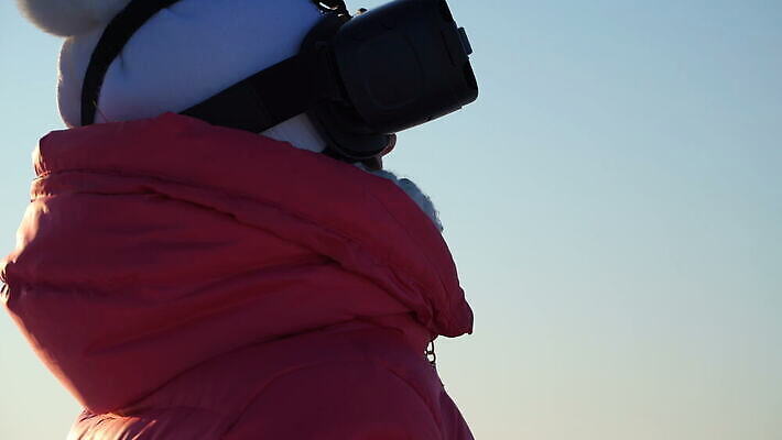 1 응시 여자 산업 안경 과학 이동 컨셉 겨울 놀이 하늘 모바일 휴가 미래 휴식 기술 한명 성인 스마트폰 컴퓨터 머리 3D 헤드폰 장비 추위 게임 체험 하이테크 전자 비전 동영상 혁명 게이머 가상 가상현실 현실 4K MOV 해외동영상 클립영상 시선 잡화 계절 음향기기 사람 신체부위 전자제품 핸드폰 스마트기기 디지털합성 파일형식
