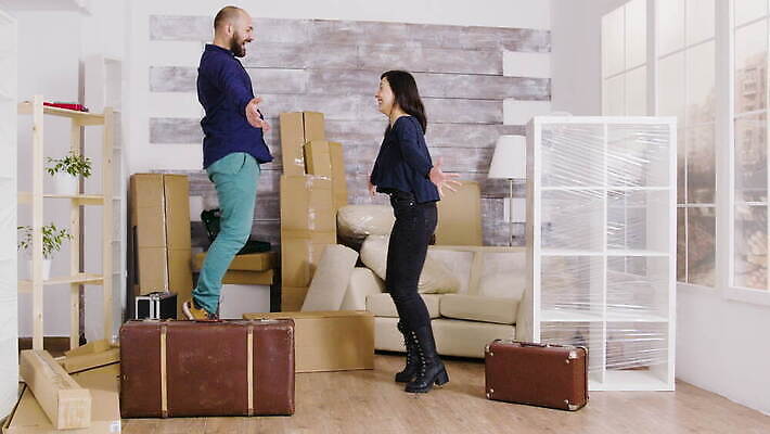 백인 라이프스타일 커플 여자 남자 행복 결혼 가족 관계 모션 성공 남편 새로움 아파트 주택 함께함 실내 사랑 미소 사람 성인 내부 세명 여행가방 점프 방 아내 즐거움 흥분 사방 4K MOV 해외동영상 클립영상 서양인 감정 컨셉 가방 표정 이벤트 건물 생활 동영상 파일형식