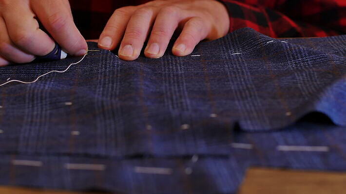 백인 모델 라이프스타일 커플 옷 남자 신랑 결혼 셔츠 비즈니스 성공 한명 서기 사람 정장 유행 검은색 재킷 낭만 흰색 직물 비즈니스맨 바늘 화려 고급 우아함 천 자수 재단 스타일 4K MOV 해외동영상 클립영상 서양인 1 컬러 컨셉 상의 관계 모션 이벤트 생활 외투 도구 직장인 동영상 파일형식