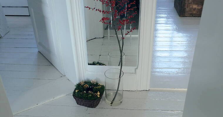 전통 열매 크리스마스 휴가 바닥 주택 사람없음 장식 물 빛 햇빛 바구니 꽃병 축제 거울 흰색 나뭇가지 신선 은색 심플 고드름 팬던트 4K MOV 해외동영상 클립영상 자연요소 나무 식물 기념일 꽃 컬러 건물 태양 얼음 동영상 파일형식