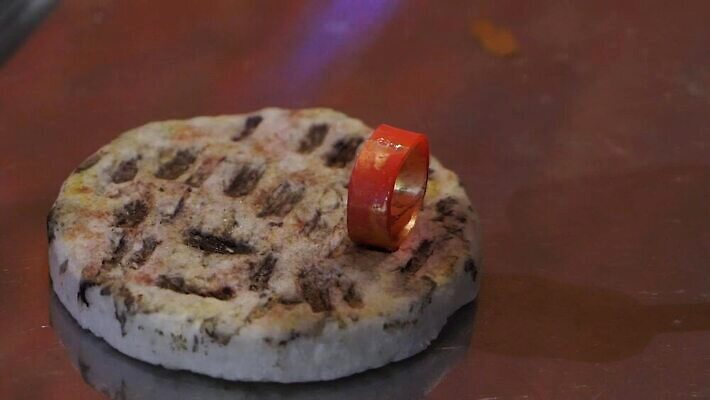 직업 디자인 산업 장신구 탁자 불 노동자 기술 사람없음 노란색 금속 장비 도구 공구 반지 작업 뜨거움 작업실 황금 고급 제조 은색 상품 보석 버너 만들기 난방 공예가 대장장이 백금 솜씨 핸드메이드 화상 MOV 해외동영상 클립영상 자연요소 컬러 가구 컨셉 모션 재질 상처 광석 동영상 파일형식