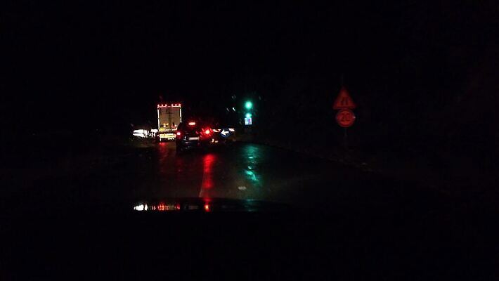 산업 도로 교통수단 여행 포즈 교통시설 모션 초원 사람없음 어둠 운전 트럭 추위 화물 업무 고속도로 닫기 야간 저녁 큼 컨테이너 사인 상업 짐차 트레일러 분배 1인칭시점 비어있는 4K MP4 해외동영상 클립영상 자연요소 시선 길 교통 자동차 운송업 작업 크기 시설 동영상 파일형식