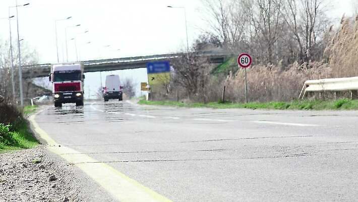 산업 도로 선 교통시설 모션 자동차 풍경 사람없음 운전 습기 트럭 안개 화물 흰색 고속도로 주식 큼 아스팔트 속도 수납 짐차 무거움 트레일러 물류 방법 블러 공급 4K MP4 해외동영상 클립영상 길 육상교통 컬러 교통 날씨 금융 운송업 무게 크기 시설 동영상 파일형식