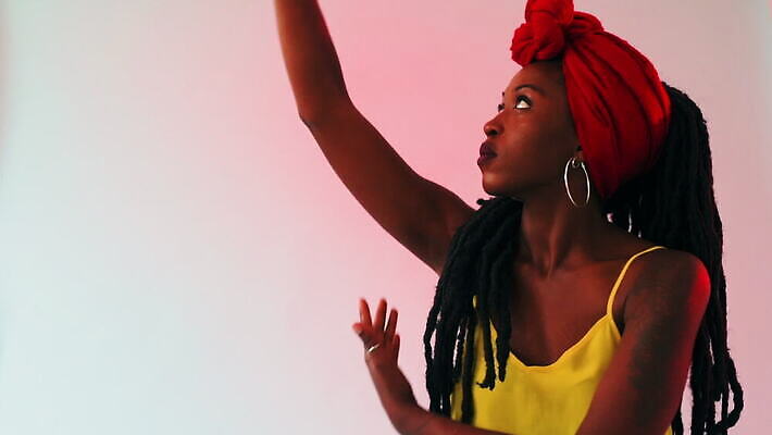 스튜디오촬영 라이프스타일 웰빙 여자 음악 청소년 미소 웃음 두명 10대 빨간색 활발 연주자 댄서 신선 유머 정상 터번 성인여자만 MOV 해외동영상 클립영상 직업 감정 컬러 컨셉 문화예술 실내 표정 사람 생활 음악가 머리장식 동영상 여자만 성인만 파일형식