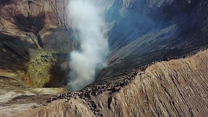 여행 자연 하늘 불꽃 산 안테나 사람 풍경 사람없음 야외 여행객 계단 동남아시아 놀람 구멍 연기 위험 큼 폭발 질감 화산 인도네시아 먼지 분화구 용암 연소 드론 랜드마크 스모그 절정 4K MOV 해외동영상 클립영상 감정 아시아 컨셉 통신 불 표정 크기 생태계 동영상 파일형식