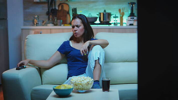 백인 라이프스타일 응시 감정 휴식 주택 피곤 미소 앉기 소파 텔레비전 방 분노 표현 관찰 변화 리모컨 야간 저녁 지루함 먹기 영화 팝콘 멀리 동영상 제어 채널 프로그램 혼자 4K MOV 해외동영상 클립영상 자연요소 서양인 시선 컨셉 의자 모션 문화예술 표정 건물 생활 전자제품 파일형식