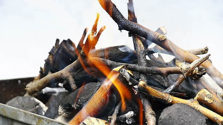 산업 백그라운드 가족 자연 불꽃 사람없음 여름 소풍 파티 식당 검은색 힘 에너지 뜨거움 연기 그릴 위험 장작 모닥불 철 연료 숯 고립 뒤뜰 석탄 옛날 재 철강 비어있는 MOV 해외동영상 클립영상 계절 컬러 컨셉 관계 주방용품 불 이벤트 야외활동 상점 생태계 동영상 파일형식
