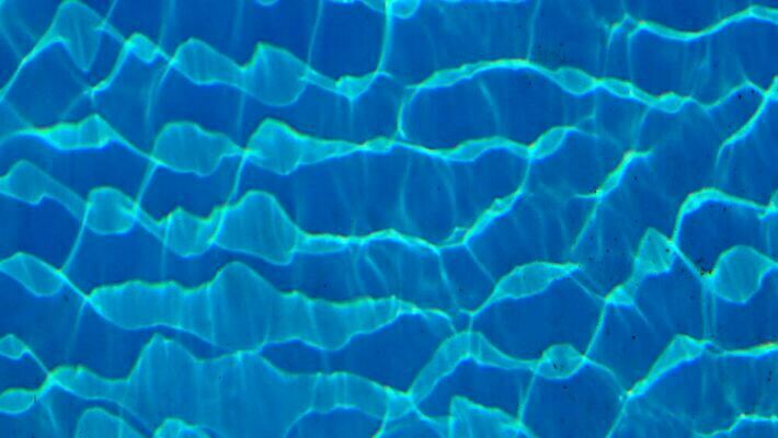 물결 파도 백그라운드 패턴 자연 표면 추상 사람없음 물 여름 파란색 빛 햇빛 반사 수영 침묵 젖음 투명 액체 시원함 당구 질감 4K MP4 해외동영상 클립영상 자연요소 계절 바다 컬러 무늬 태양 구기 소리 수상스포츠 생태계 동영상 파일형식