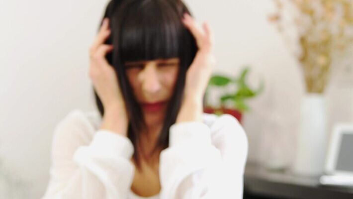 백인 1 여자 유리 스트레스 주택 갈색머리 건강 피곤 한명 사람 성인 치료 물 알약 약 머리 고통 슬픔 질병 두통 처방 조제 우울증 편두통 4K MP4 해외동영상 클립영상 자연요소 서양인 헤어스타일 감정 컨셉 의학 재질 건물 신체부위 만들기 동영상 파일형식