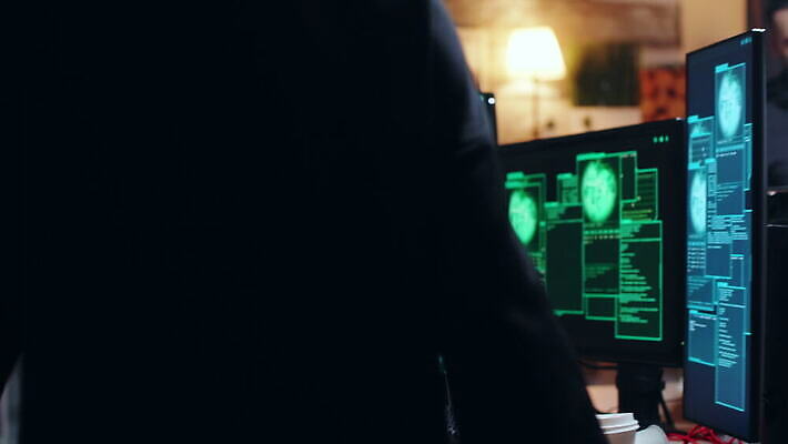 여자 인터넷 컴퓨터 스크린 모니터 자료 웹 어둠 방 정보 타이핑 네트워크 조직 그룹 센터 바이러스 암호 공격 비밀 사이버 보안 신분 시스템 해킹 해커 깊이 데이터베이스 서버 소프트웨어 악성코드 정부 4K MOV 해외동영상 클립영상 컨셉 모션 안전 사람 전자제품 범죄 동영상 파일형식