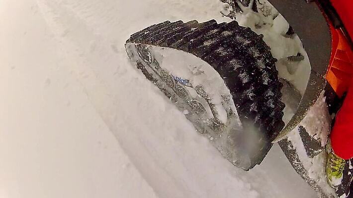 나무 도로 길 겨울 곡선 교통시설 모션 자동차 하늘 사람없음 파란색 빛 햇빛 태양 운전 도전 시골 바퀴 황무지 미끄러짐 숲 위험 만취 바퀴자국 회전 각도 좁은 S 알래스카 굴곡 독립 선로 오지 눈내림 가문비나무 1인칭시점 MOV 해외동영상 클립영상 자연요소 식물 알파벳 시선 계절 선 육상교통 컬러 교통 컨셉 자국 눈_날씨 미국 시설 동영상 술취함 파일형식