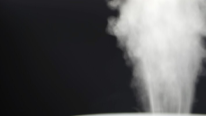 백그라운드 건강 사람없음 물 검은색 어둠 습기 젖음 촉촉함 안개 흰색 물방울 고리 호흡기관 연기 호흡 수증기 수분 분무기 수분크림 천식 카피스페이스 비어있는 4K MP4 해외동영상 클립영상 자연요소 컬러 날씨 화장품 공백 장기_의학 질병 동영상 파일형식