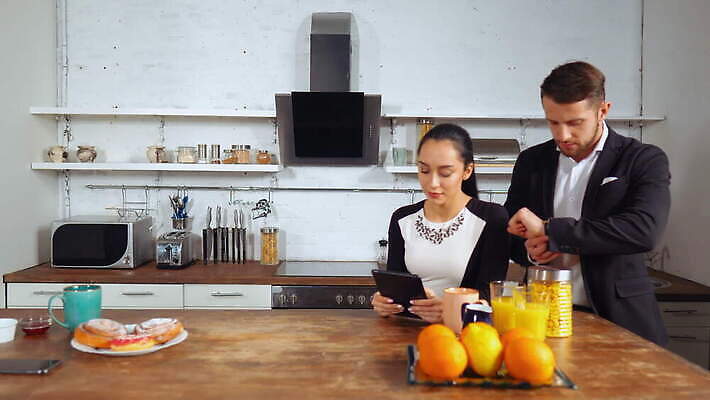 백인 라이프스타일 커플 커피 인터넷 통신 가족 아침 주택 함께함 기술 미소 앉기 두명 일상 금융 알약 유행 주방 스크린 타이핑 신선 시간 네트워크 닫기 토론 무선전화기 손목시계 공지사항 온라인 소셜 소셜네트워크 터치스크린 네트워킹 4K MOV 해외동영상 클립영상 주간 서양인 음료 시계 컨셉 장신구 관계 모션 표정 사람 건물 라이프 생활 경제 약 전화기 동영상 파일형식