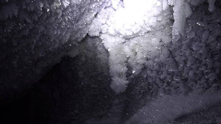 호수 여행 백그라운드 겨울 자연 하늘 산 실내 아이슬란드 사람없음 야외 물 파란색 냉동 얼음 추위 안개 광선 흰색 등불 투명 동굴 크리스탈 북극 묘사 빙하 서리 빙산 북쪽 내추럴 종유석 카자흐스탄 4K 알마티 MP4 해외동영상 클립영상 자연요소 계절 유럽 아시아 컬러 날씨 조명 내부 광석 극지방 방향 생태계 동영상 파일형식