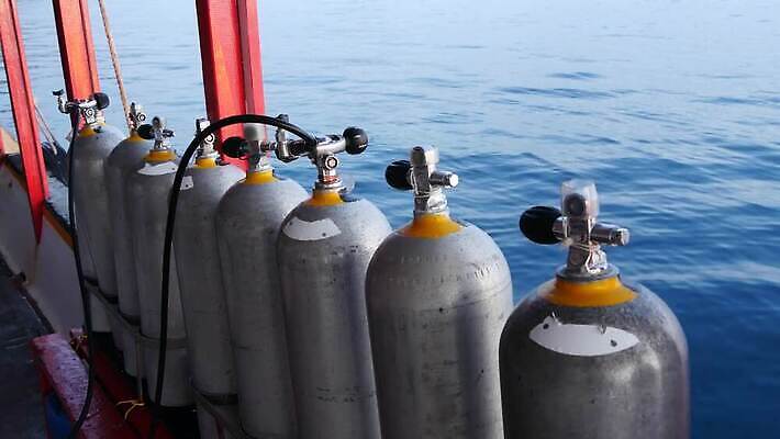 주간 바다 섬 여행 백그라운드 태국 휴가 항해 취미 사람없음 물 파란색 세트 맑음 장비 탐험 수상스포츠 보트 잠수부 휴양지 다이빙 함선 탱크 가스 수납 기어 산소 깊이 실린더 압력 압축 철강 많음 4K MP4 해외동영상 클립영상 자연요소 아시아 스포츠 컬러 컨셉 배_교통 날씨 수영 장소 원소 전문직 동영상 수중스포츠 파일형식