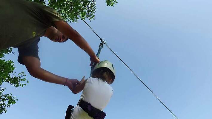 나무 어린이 선 밧줄 스포츠 여행 포즈 가족 모션 휴가 안전 야외 철사 지퍼 불가리아 온두라스 4K 반스코 MP4 해외동영상 클립영상 식물 줄 관계 사람 중앙아메리카 동영상 파일형식 남유럽