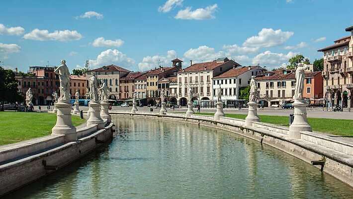공원 유럽 조각 여행 건축양식 하늘 미술 사람없음 건물 물 강 도시풍경 조각상 교회 맑음 이탈리아 궁전 기둥 도시 센터 중세 역사 정사각형 운하 베네치아 타운 천연기념물 랜드마크 바실리카 옛날 4K 타임랩스 MP4 해외동영상 클립영상 자연요소 도형 건축물 공공시설 건축 나라 고건축 종교건축 날씨 문화예술 촬영기법 풍경 조형물 동영상 파일형식