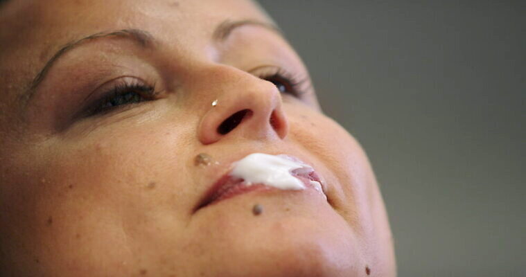 백인 여자 중년 장갑 영국 잉글랜드 실내 사람 성인 두명 30대 건강관리 환자 의사 서식스 신청 4K MOV 해외동영상 클립영상 서양인 잡화 유럽 의학 건강 관리 내부 장년 의료진 동영상 파일형식