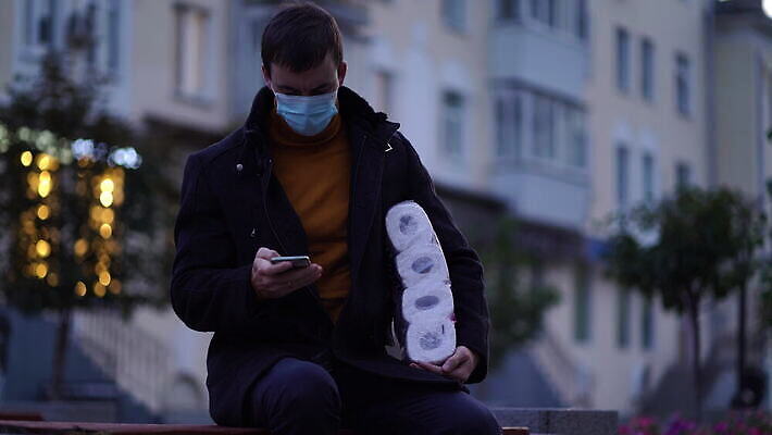 유럽 종이 텍스트 통신 모바일 건강 가면 한명 사람 스마트폰 핸드폰 쇼핑 약 건강관리 고통 터치 도시 조직 메시지 바이러스 보호 구매 질병 두통 공포 돌봄 전염병 코로나바이러스 사회적거리두기 비어있는 4K 락다운 MOV 해외동영상 클립영상 1 감정 나라 캠페인 컨셉 의학 모션 관리 전자제품 스마트기기 동영상 파일형식