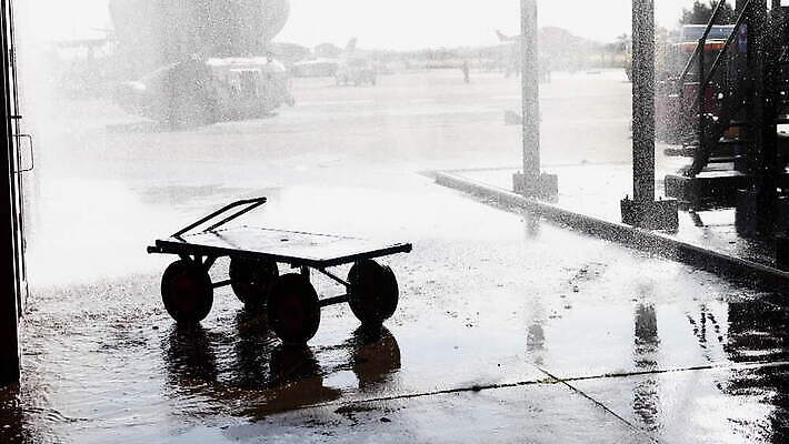 영국 잉글랜드 사람없음 야외 물 반사 카트 젖음 떨어짐 땅바닥 콘크리트 스플래쉬 결석 MOV 해외동영상 클립영상 자연요소 유럽 컨셉 바닥 동영상 파일형식