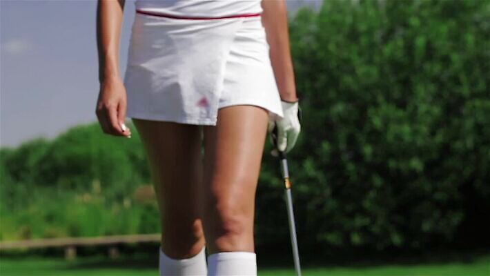 백인 직업 여자 스포츠 포즈 신발 티셔츠 골프 공 놀이 한명 서기 잔디 성인 야외 빨간색 초록색 치마 운동 햇빛 섹시 기댐 봄 장비 게임 흰색 우승 구멍 골퍼 닫기 목표 가슴 강의 연습 클럽 무릎 빨간머리 때리기 승자 퍼터 플레이어 MP4 해외동영상 클립영상 서양인 식물 1 헤어스타일 계절 컬러 컨셉 셔츠 모션 하의 운동선수 건강 사람 신체부위 태양 구기 최고 동영상 파일형식