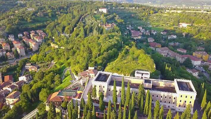 유럽 문화 벽 여행 건축양식 지붕 주택 안테나 파노라마 풍경 사람없음 건물 물 여름 강 도시풍경 성당 교회 탑 이탈리아 골동품 바위 도시 센터 중세 역사 옥상 타운 드론 랜드마크 로마인 베로나 보호구역 옛날 4K MOV 해외동영상 클립영상 자연요소 건축물 계절 건축 나라 통신 종교건축 촬영기법 인종 돌_바위 동영상 구역 파일형식