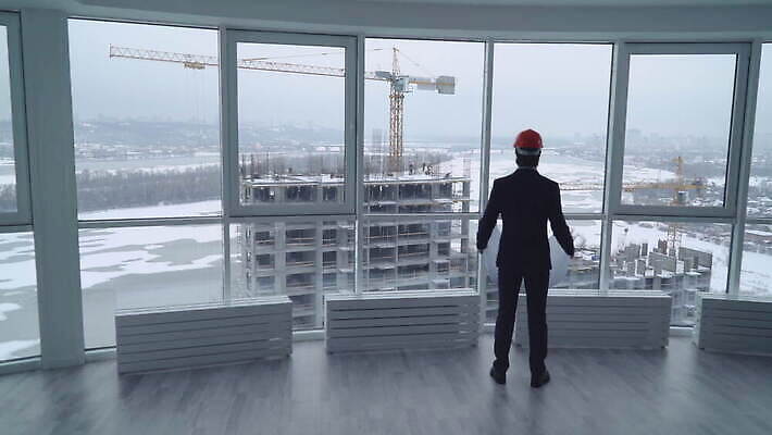 직업 1 응시 남자 산업 비즈니스 건축양식 부동산 설계 주택 직장 실내 한명 안전 사람 정장 야외 건물 뒷모습 사무실 건설현장 도시 업무 엔지니어 헬멧 건축가 땅 확인 기중기 타운 공학 프로젝트 4K MOV 해외동영상 클립영상 건축물 시선 옷 교육 건축 뷰포인트 컨셉 회사 건설업 내부 작업 중장비 기술자 재산 보호장비 동영상 파일형식