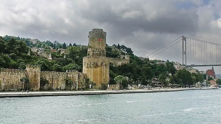 나무 외관 유럽 벽 바다 여행 건축양식 자연 하늘 이스탄불 풍경 사람없음 건물 초록색 물 파란색 도시풍경 탑 봄 도시 방어 중세 역사 재산 보호 칠면조 강화 랜드마크 보스포루스 옛날 제국 콘스탄티노플 MOV 튀르키예 해외동영상 클립영상 자연요소 식물 건축물 계절 건축 나라 아시아 컬러 컨셉 조류 금융 생태계 동영상 파일형식