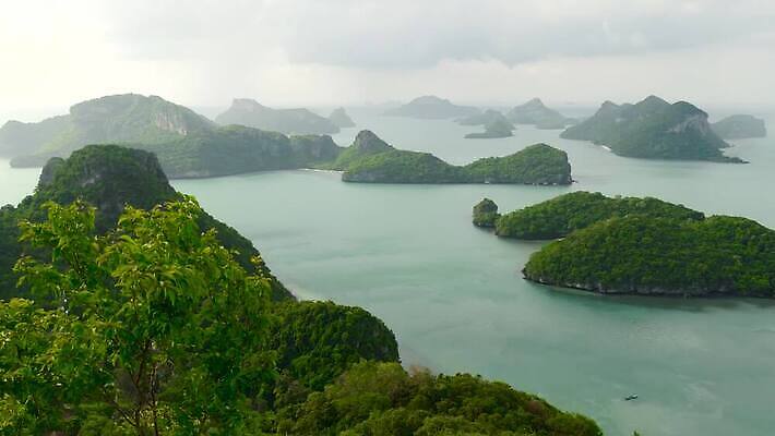 공원 아시아 바다 섬 여행 백그라운드 태국 휴가 열대 산 안테나 파노라마 풍경 사람없음 물 여름 파란색 여행객 맑음 전원 만 숲 열대우림 언덕 암초 석호 내추럴 가죽끈 이국적 전국 파라다이스 4K MP4 해외동영상 클립영상 자연요소 계절 공공시설 나라 컬러 통신 날씨 촬영기법 사람 끈 전기에너지 가죽 동영상 파일형식