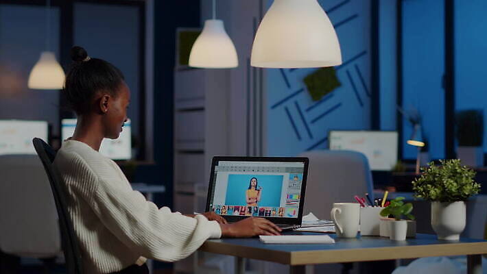 편집 직업 디자인 인터넷 비즈니스 사업가 노동자 직장 실내 피곤 창조 앉기 경사 그래픽 노트북 컴퓨터 사무실 디지털 스크린 모니터 검은색 업무 작업 야간 디자이너 사진사 책상 예술가 업무과다 야근 동영상 그래픽디자이너 마감 소프트웨어 프리랜서 4K MOV 해외동영상 클립영상 자연요소 컬러 가구 컨셉 회사 모션 내부 전자제품 작가 파일형식